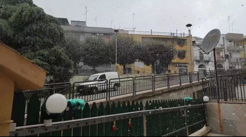 Neve a Montescaglioso, cadono i primi fiocchi della stagione fredda sulla città dell'Abbazia 
